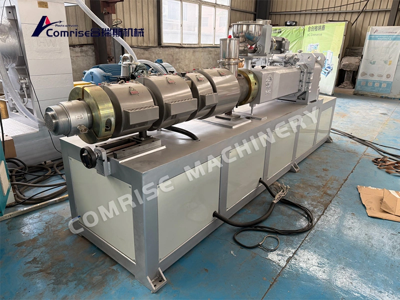 A máquina de quatro tubos de PVC terminou o teste, máquina funcionando bem A máquina de quatro tubos de PVC terminou o teste, máquina funcionando bem
